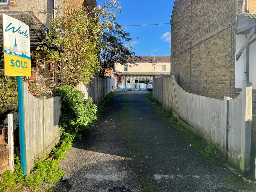Lot: 58 - FREEHOLD ONE-BEDROOM HOUSE FOR INVESTMENT -